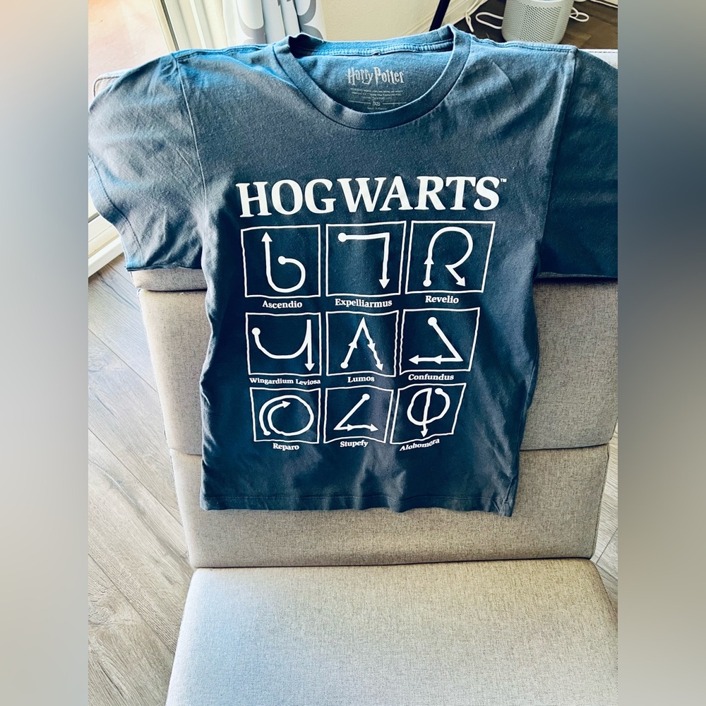 Harry Potter Hogwarts t- shirt/ Size XS / Excellent Condition!